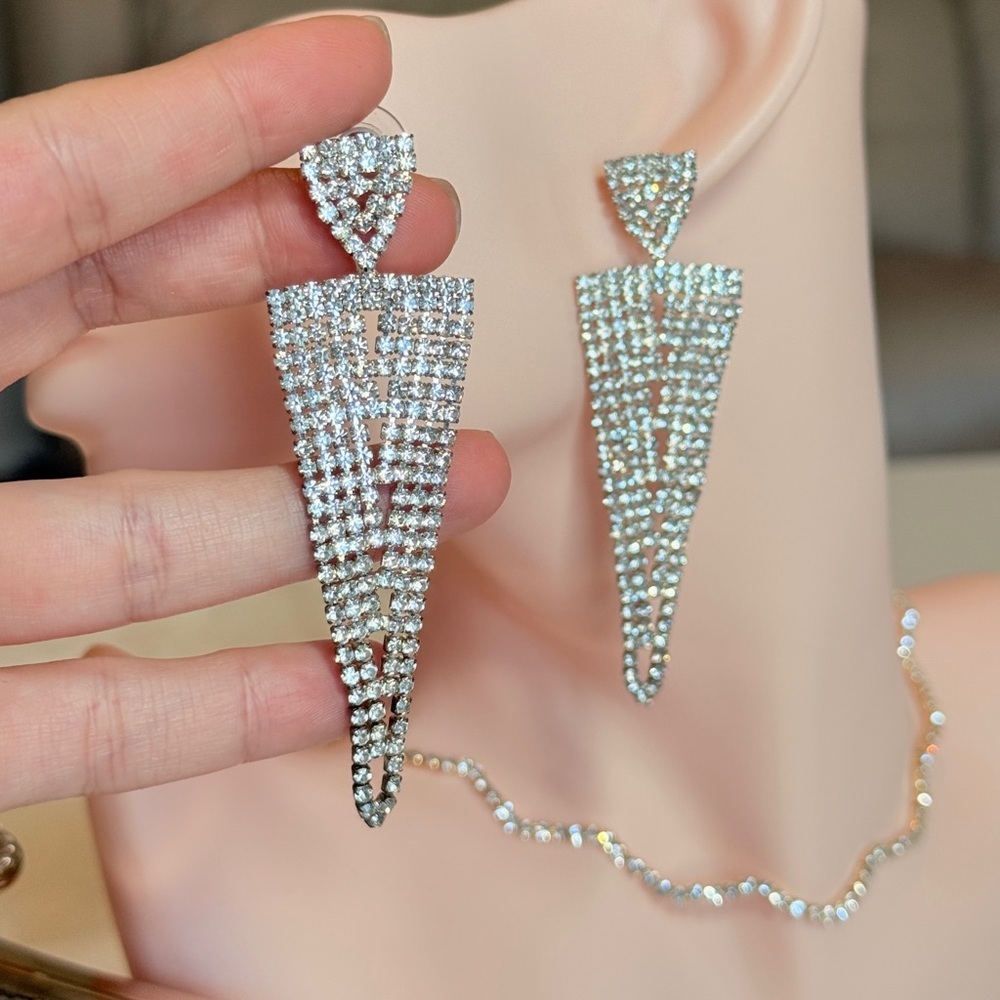 ⚜️ Luxury Silver Crystal Drop Earrings - Picture 5 of 9